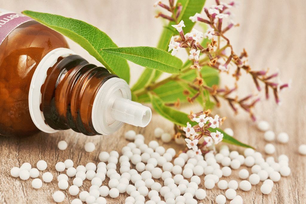 Granules homéopathiques dispersés sur une table en bois