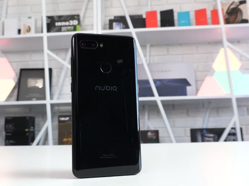 Authentique et esthétique: mini smartphone ZTE Nubia Z18 - avantages et inconvénients