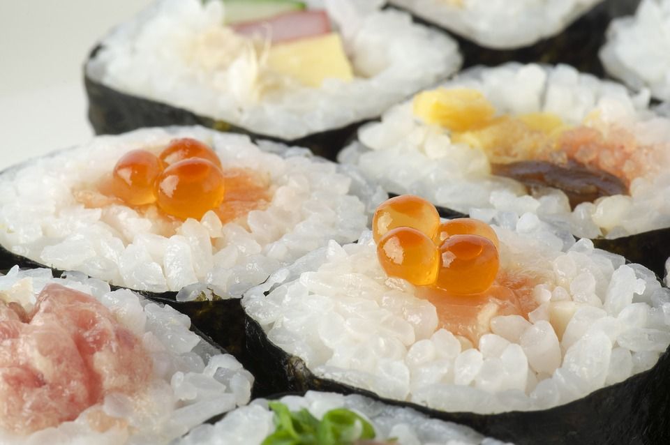 Évaluation des meilleures livraisons de sushis et rouleaux à Omsk en 2020